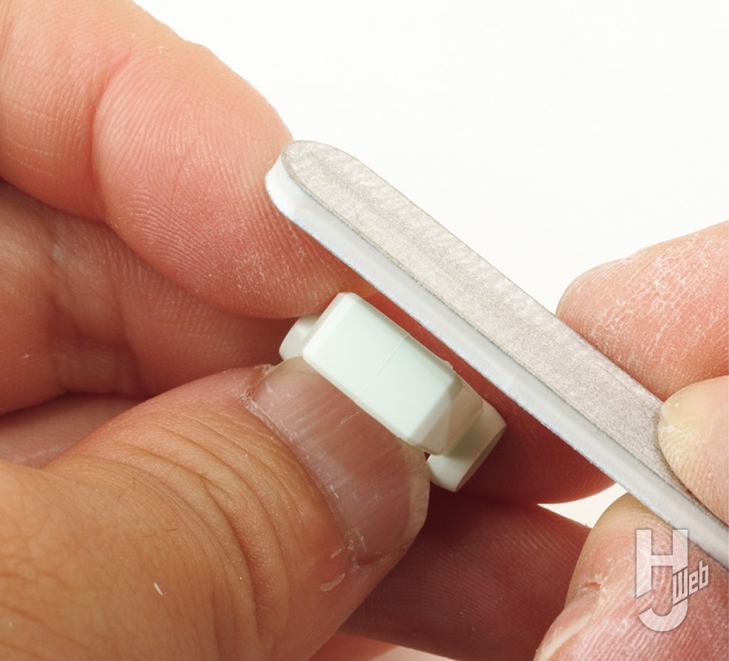 EGガンダムアンクルアーマーやすりがけ