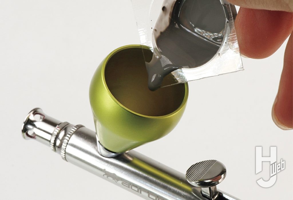 グレーバイオレットとうすめ液混ぜたものエアブラシのカップへ