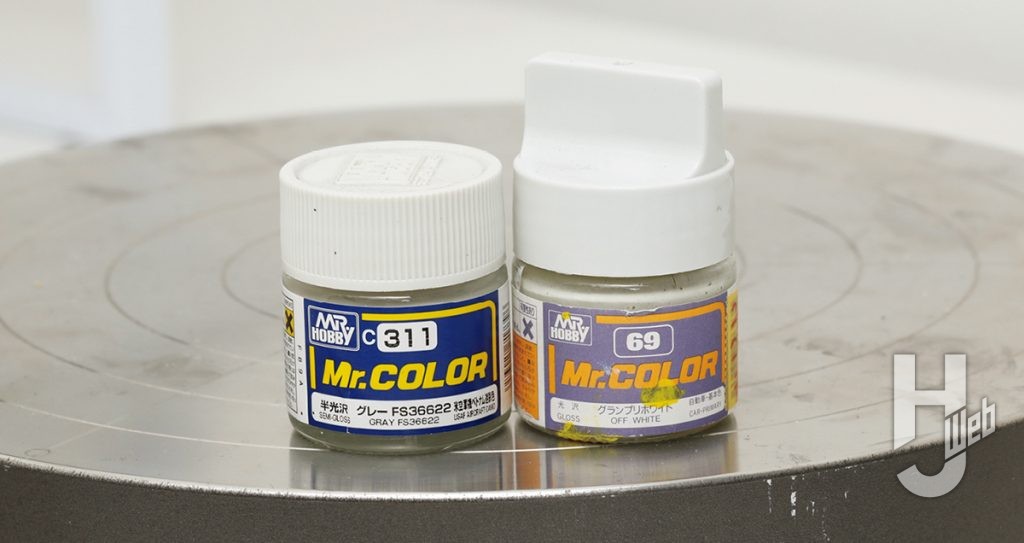 「グレーFS36622」と、黄色味がかった白の「グランプリホワイト」