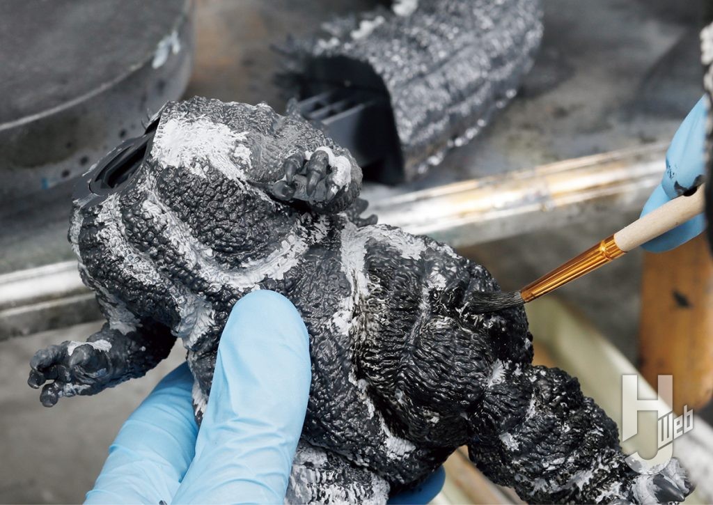 伊原源造製作「ゴジラ（1989）」製作途中薄めの塗料を流し込むように