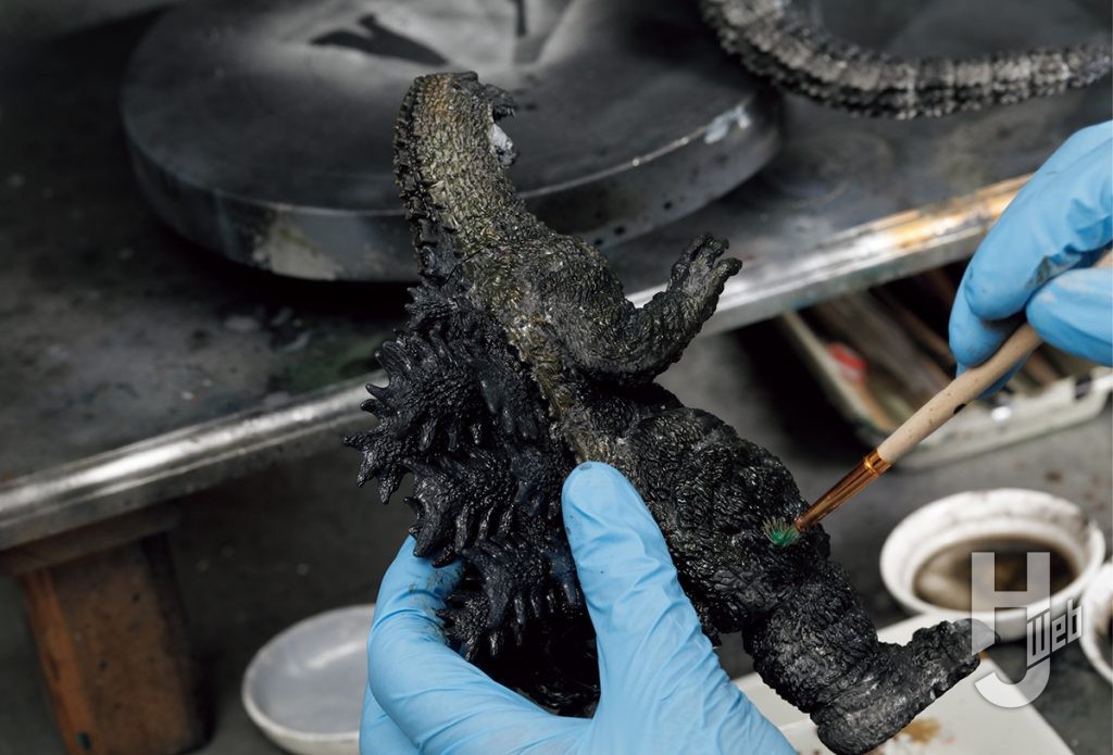 伊原源造製作「ゴジラ（1989）」塗装途中さまざまなグレーの色味が踊る