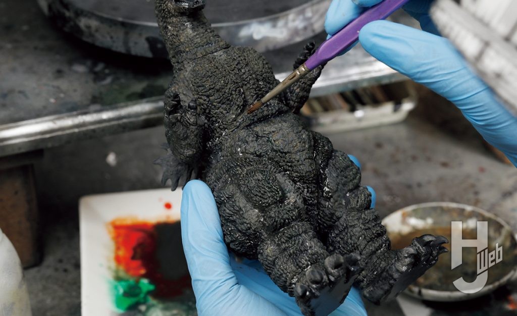 伊原源造製作「ゴジラ（1989）」塗装途中グレーの色味を確認しながら塗装