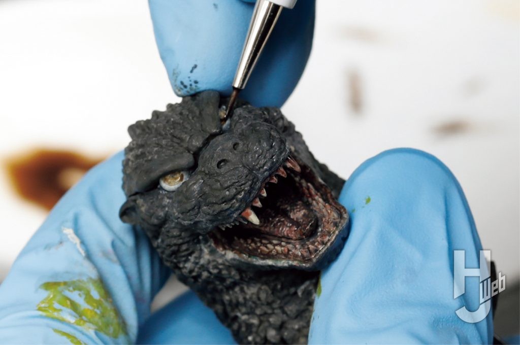 伊原源造製作「ゴジラ（1989）」目塗装瞳のアタリを描く