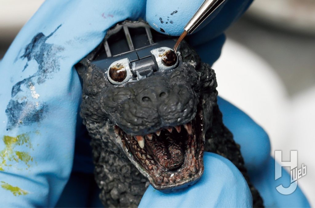 伊原源造製作「ゴジラ（1989）」目塗装GXクリアブラックで外周を塗る