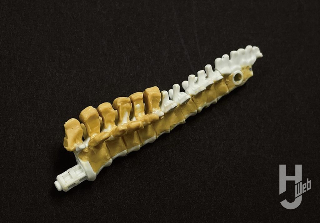 ウラベヒロト製作「ギラファティタン」製作途中胴椎パテ盛り後