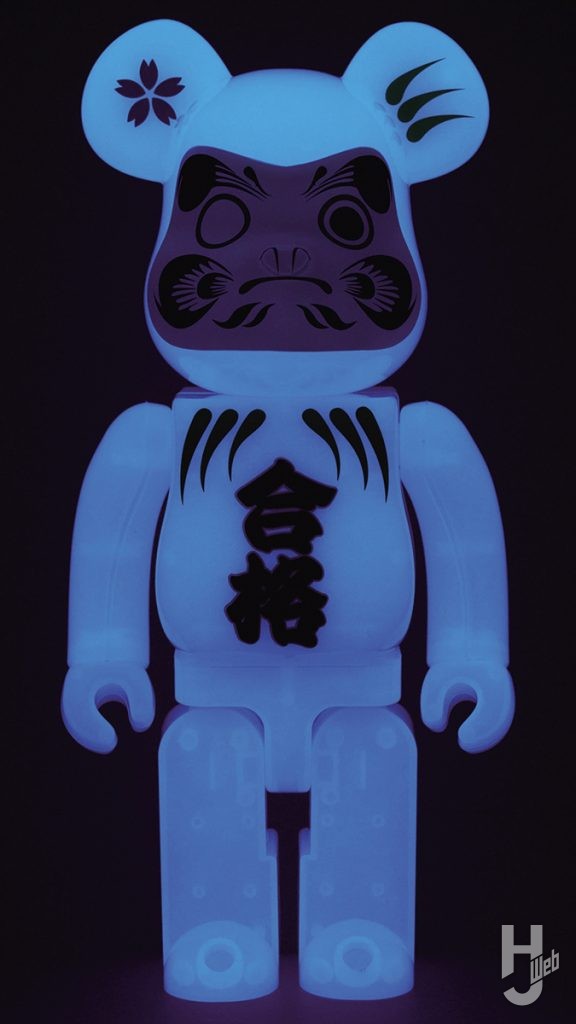 青蓄光の達磨ベアブリックの発光イメージの画像