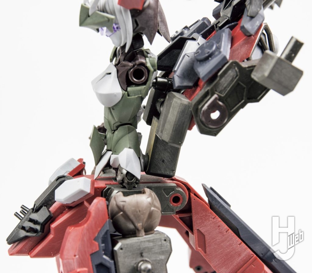 背中の接続は荷重に耐えられるように2ヵ所で固定