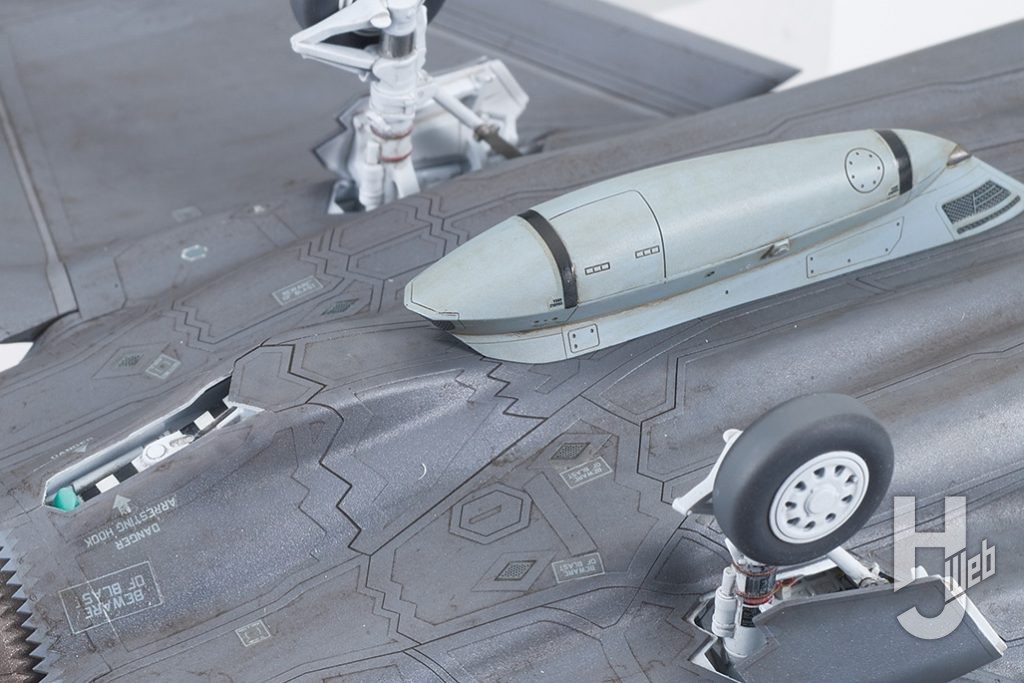 F-35C ライトニングII
胴体裏