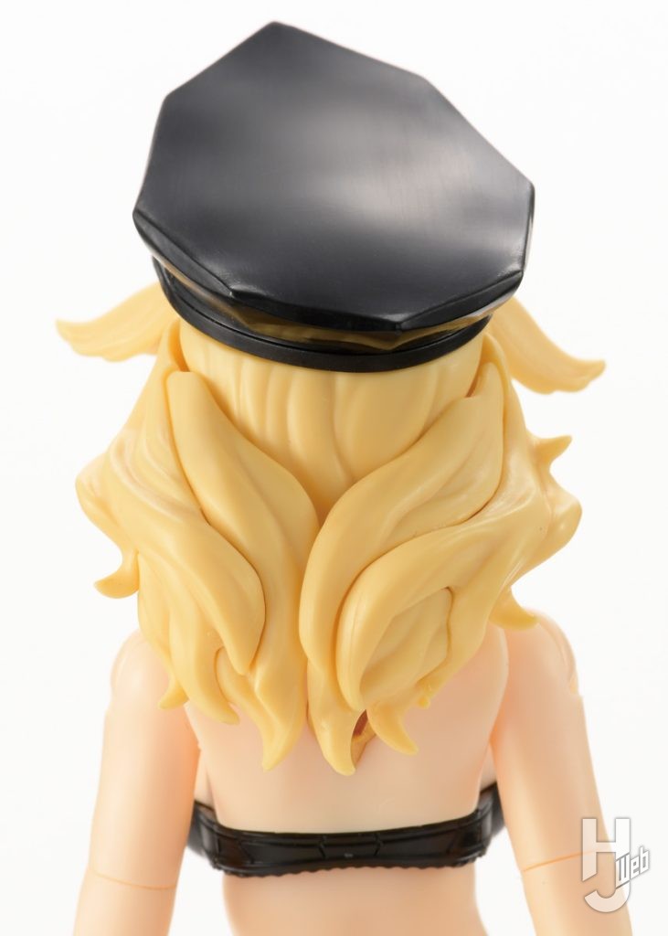 女看守ルイーザのプラモデルの塗装前の後ろ姿の画像