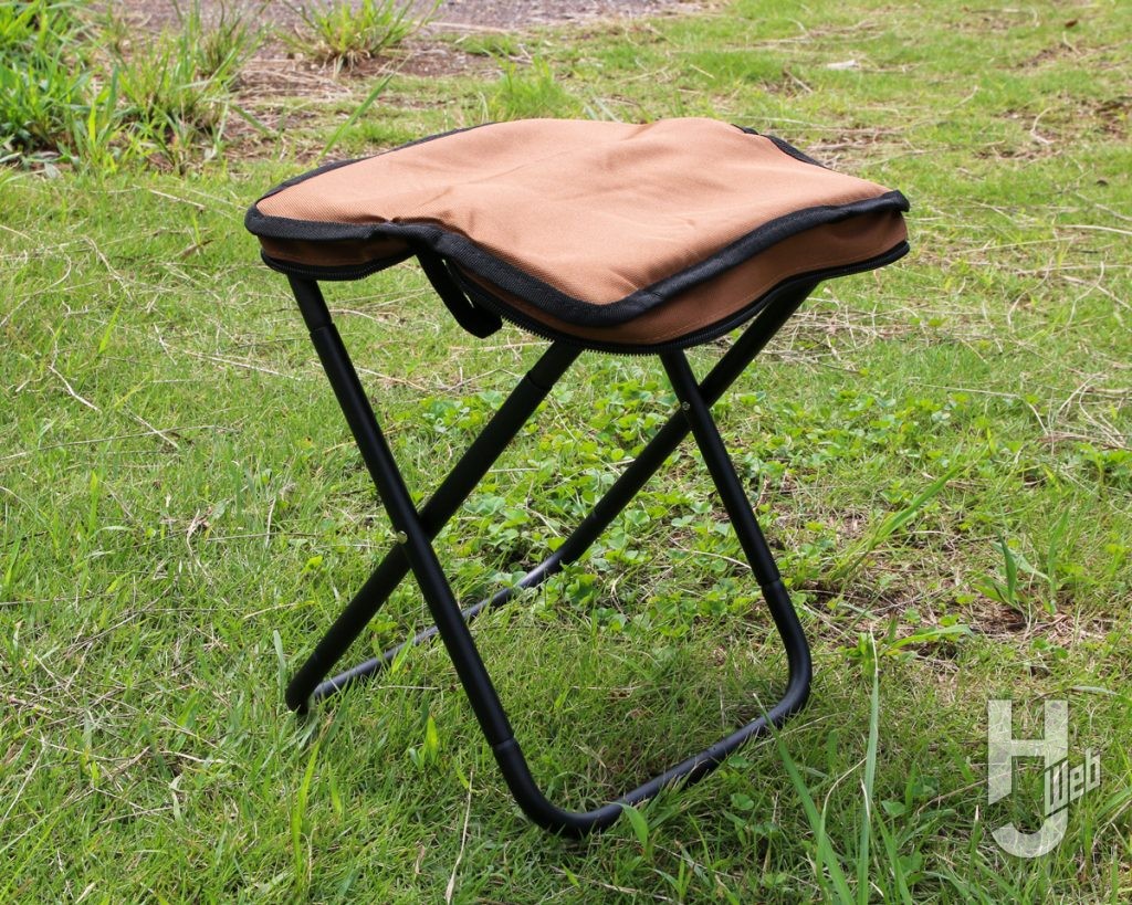 折り畳み椅子の画像