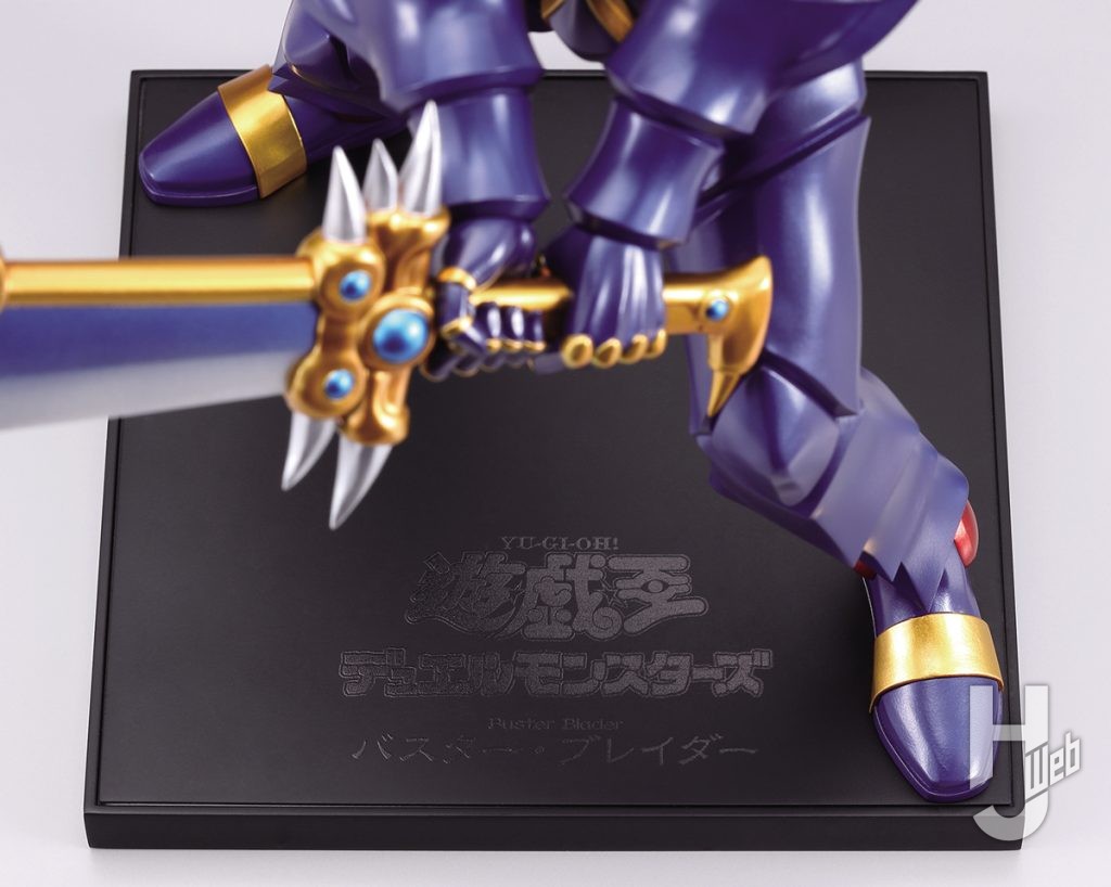 バスター・ブレイダーのフィギュアの台座のアップ画像