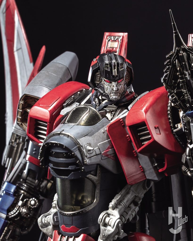 スタースクリームの可動フィギュアのアップ画像