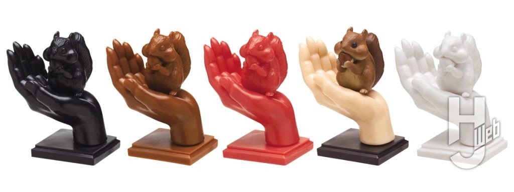 手とリスのカプセルトイの画像