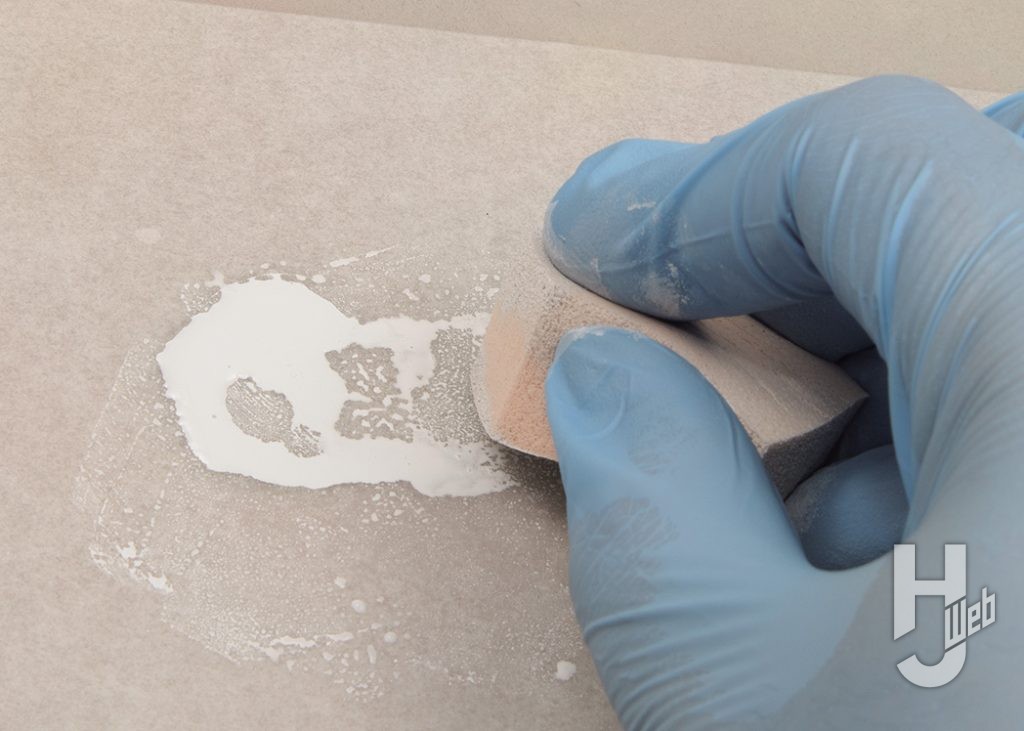 スポンジに塗料を含ませる画像