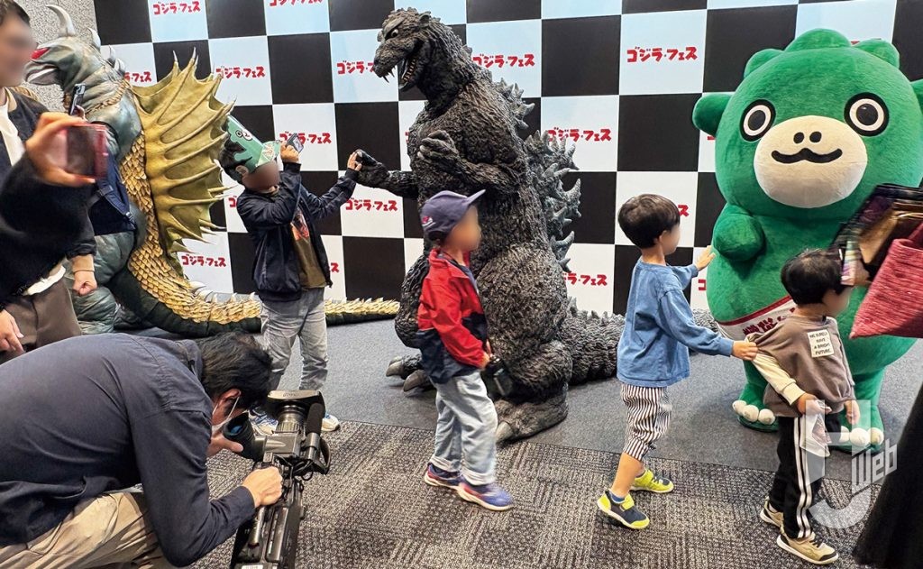 ゴジフェス14
ゴジラたちとのハイタッチができるスーツグリーティングの様子1