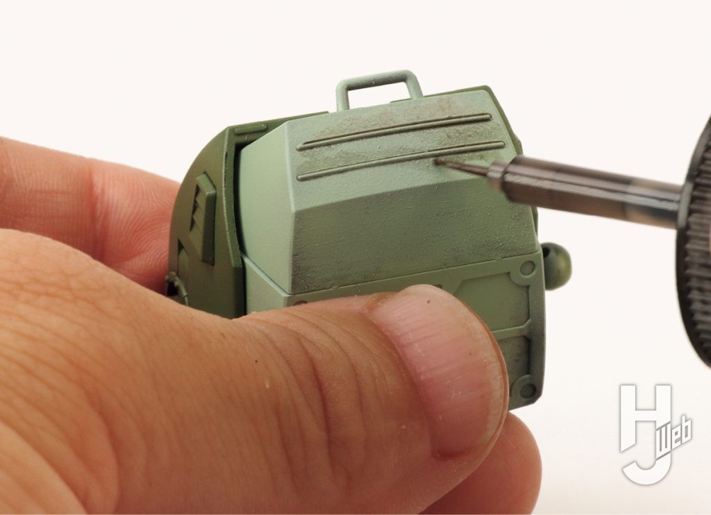 けんたろう製作「HG スコープドッグ」製作途中スミ入れをする