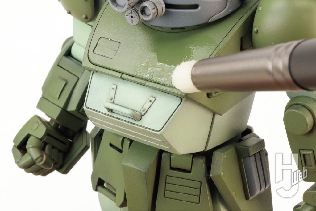 けんたろう製作「HG スコープドッグ」製作途中水を含ませた筆で擦る