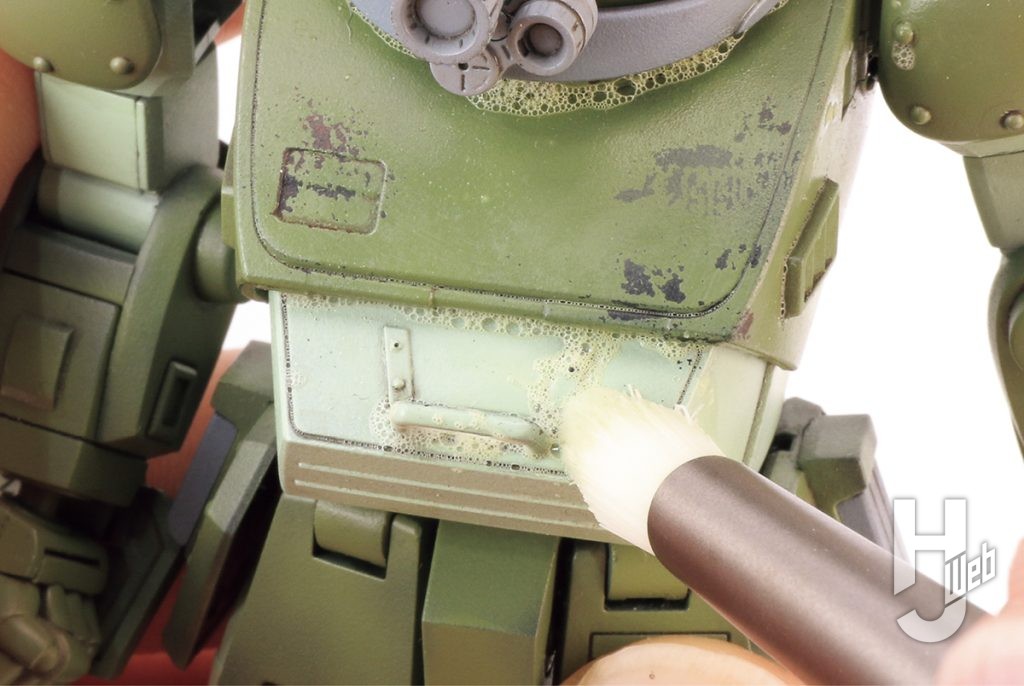 けんたろう製作「HG スコープドッグ」製作途中小さな気泡が出てきて、塗料がポロポロと剥がれていく