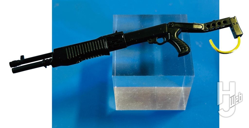 吉村晃範製作「ルイーザ刑事のオフィス」ショットガン製作途中