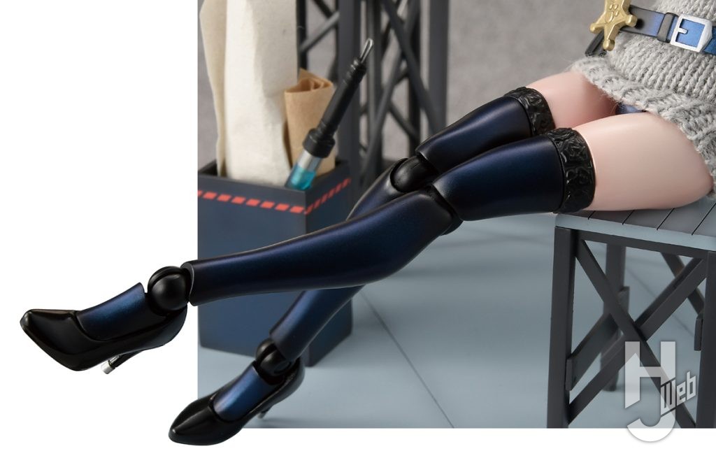 吉村晃範製作「ルイーザ刑事のオフィス」ルイーザ脚アップ