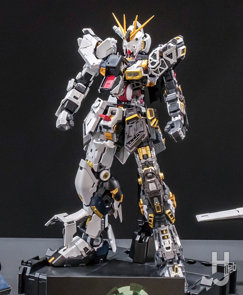 「PERFECT-GRADE-UNLEASHED-νガンダム」展示半身ハッチ解放