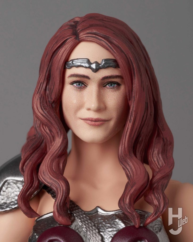 クイーン・メイヴの可動フィギュアの表情のアップ画像その2
