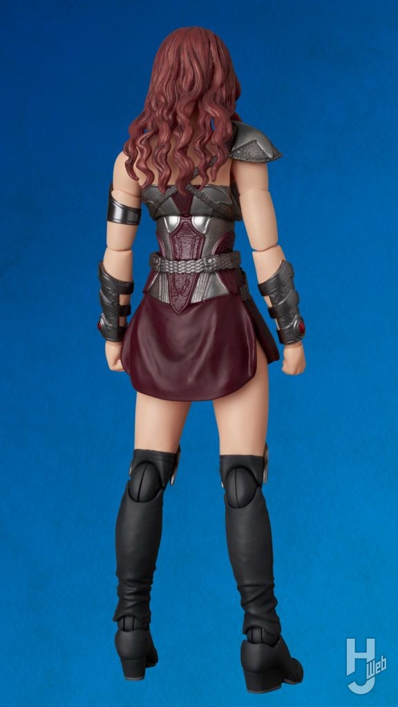 クイーン・メイヴの可動フィギュアの後ろ姿の全体画像