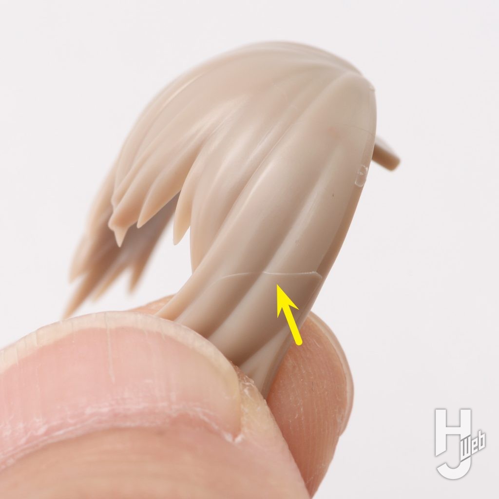 パーティングラインが残ったプラモデルパーツの画像