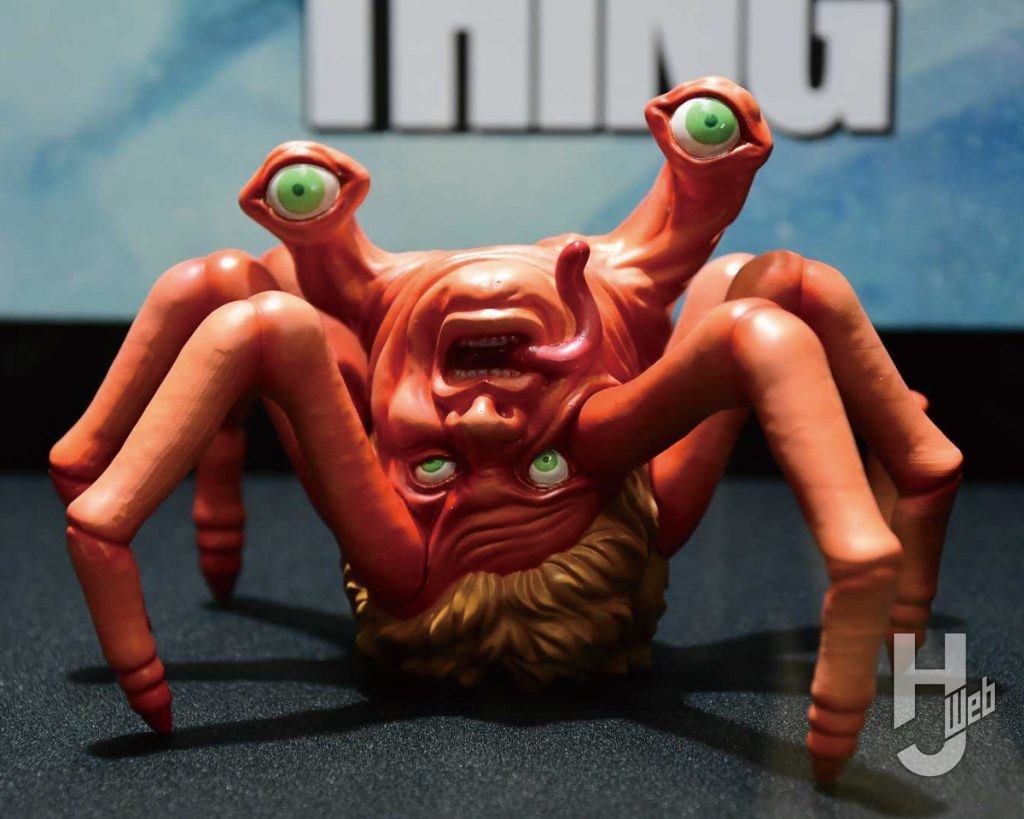 スパイダーヘッドのフィギュアの展示の画像