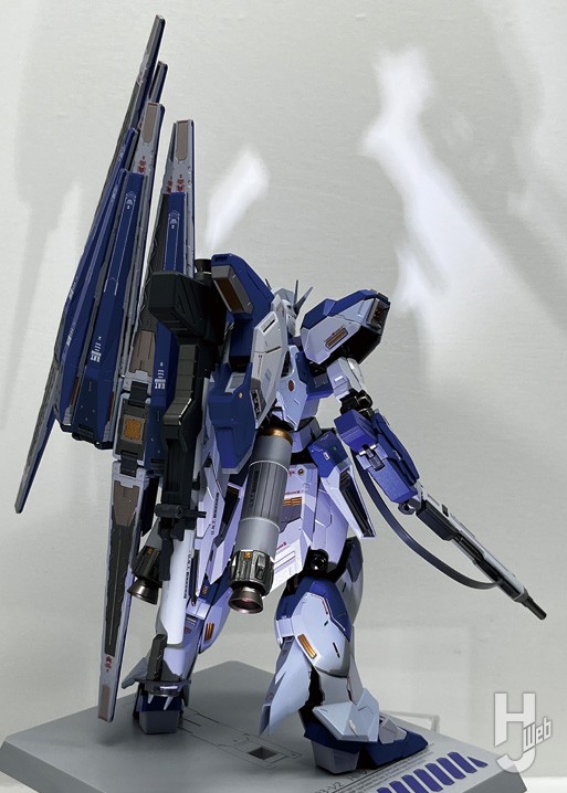 Hi-νガンダム2026の可動フィギュアの展示の画像その1