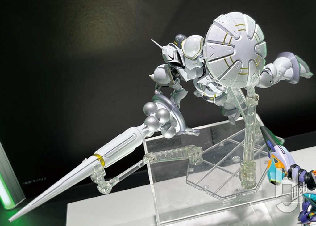 エグザベ専用ギャンの可動フィギュアの展示の画像