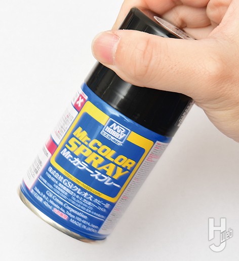 缶スプレーを振っている画像