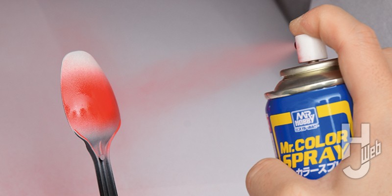 缶スプレーをスプーンに吹き付けている画像