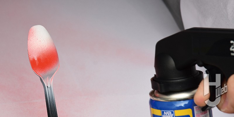 凄!ホビー用 缶スプレートリガーを使用してスプーンに吹き付けている画像