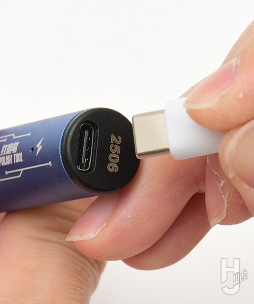 コンパクトリューターの充電口の画像