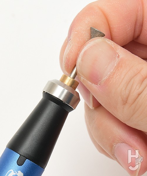 コンパクトリューターにビットを取り付けている画像