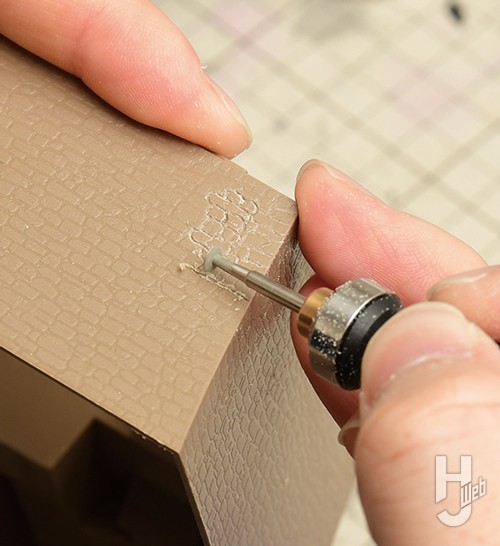 コンパクトリューターで石垣を切削している画像