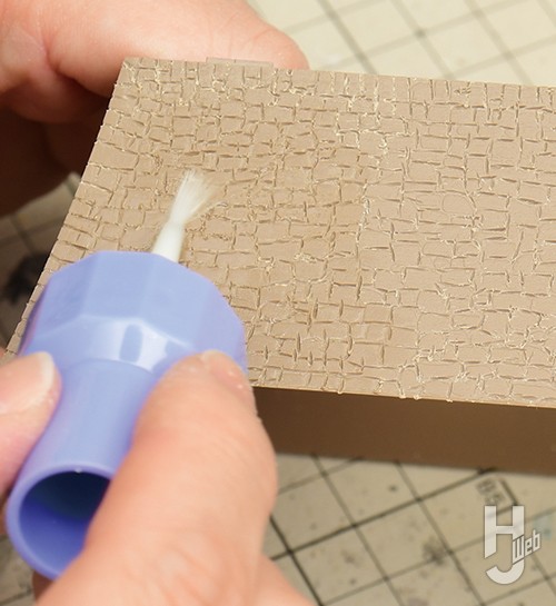 石垣に流し込み接着剤を流し込んでいる画像