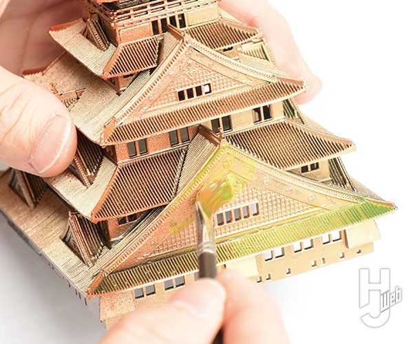 蛍光イエローでスミ入れをしている画像