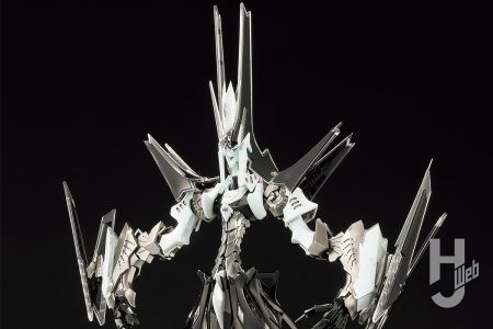 VSMS最新キット「GTMホルダ17“ディー・カイゼリン”」のメーカー塗装見本が到着!! 氷の女皇帝の美しき姿をHJ撮り下ろし写真で初公開！【ファイブスター物語】