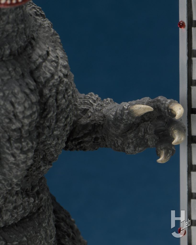 ゴジラ、襲撃
手 アップ