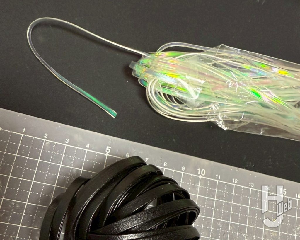 オーロラクリ
アーのビニールコードと黒いレザーコードの画像