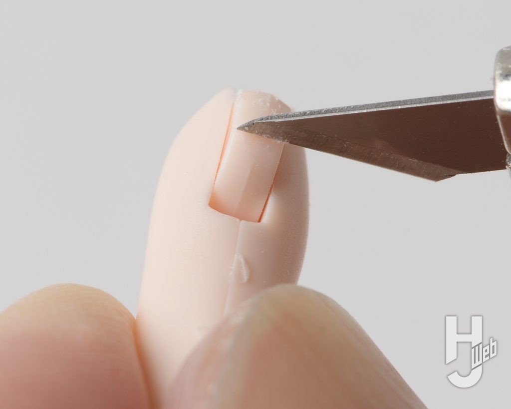 ガールズプラモの肌パーツのゲート跡を加工する画像その1