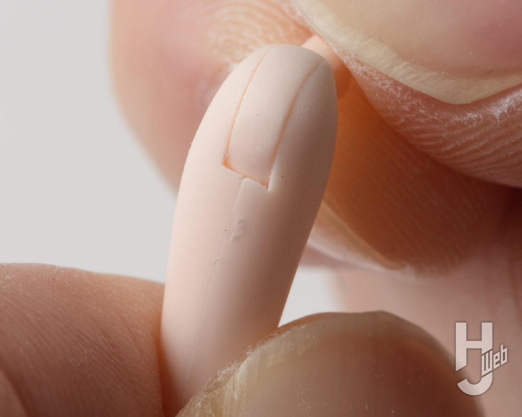 ガールズプラモの肌パーツのゲート跡を加工する画像その2