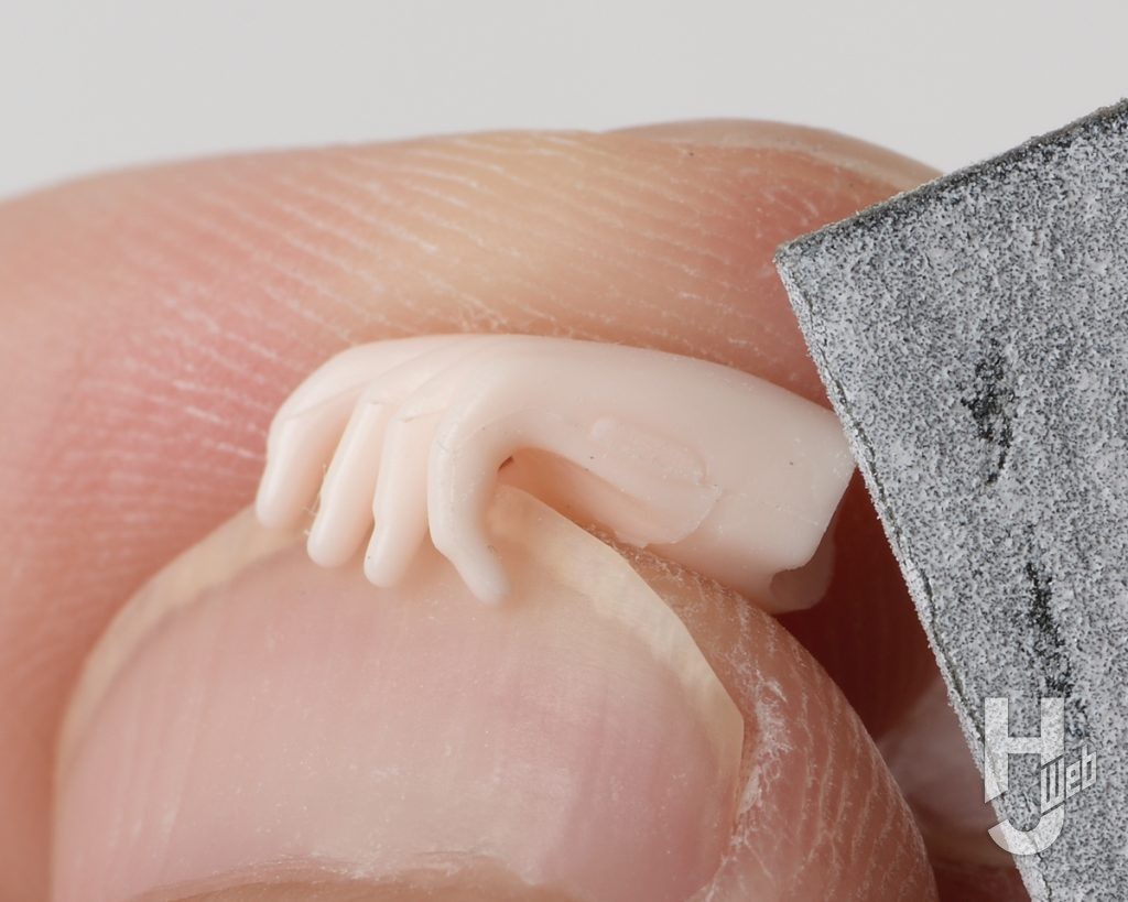 ガールズプラモの肌パーツのゲート跡を加工する画像その3