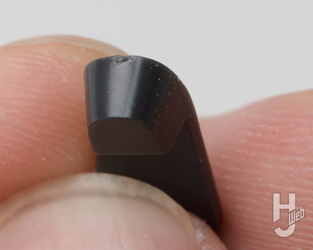 ガールズプラモのサンダルパーツをガラスヤスリにかける画像その1