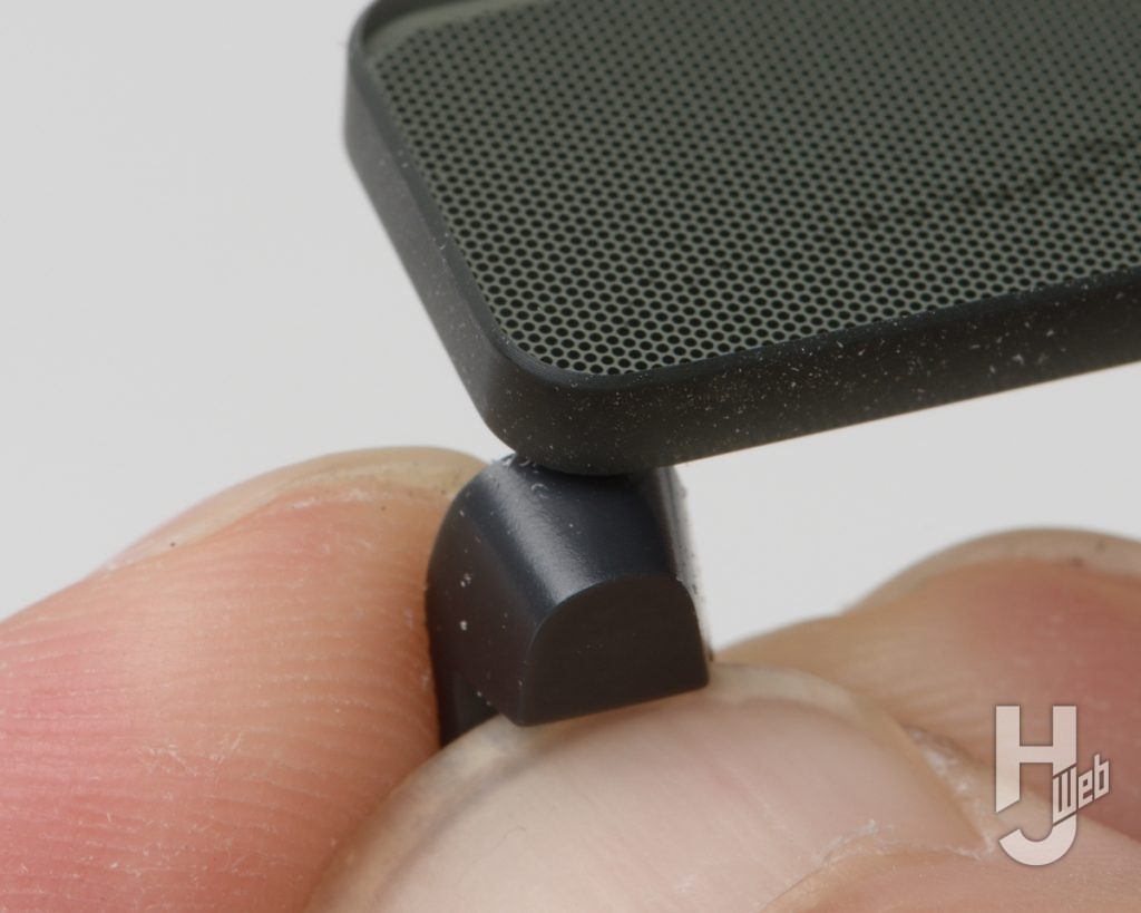 ガールズプラモのサンダルパーツをガラスヤスリにかける画像その2