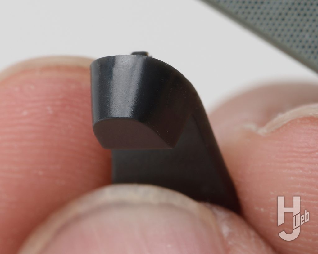 ガールズプラモのサンダルパーツをガラスヤスリにかける画像その3