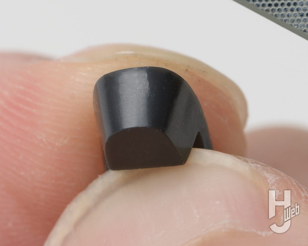 ガールズプラモのサンダルパーツをガラスヤスリにかける画像その4