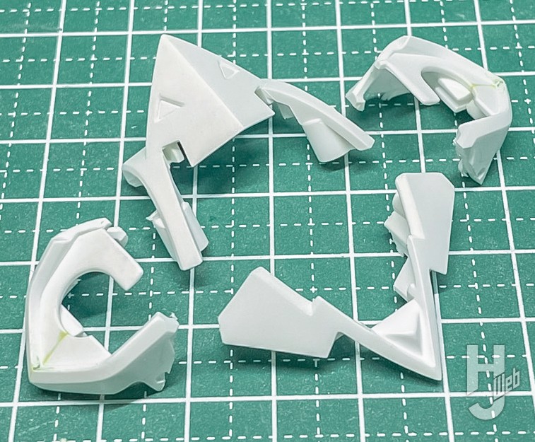 ドーパミン製作「カイゼルファイヤー」胸部白パーツ製作途中2